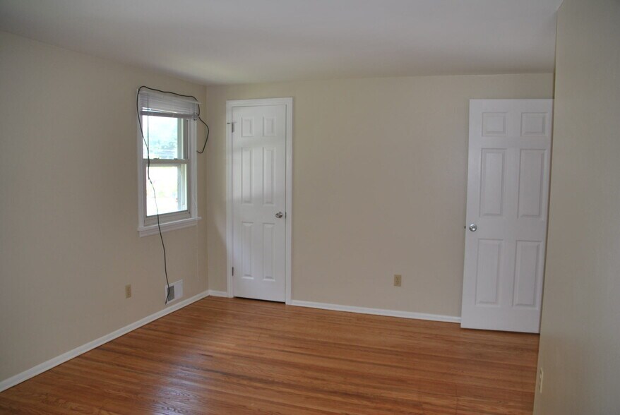 Master Bedroom - 1165 Whitney Rd E