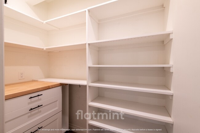 Building Photo - 16111 Stone Ave N