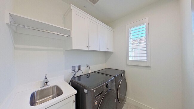 Building Photo - 147 Winnett