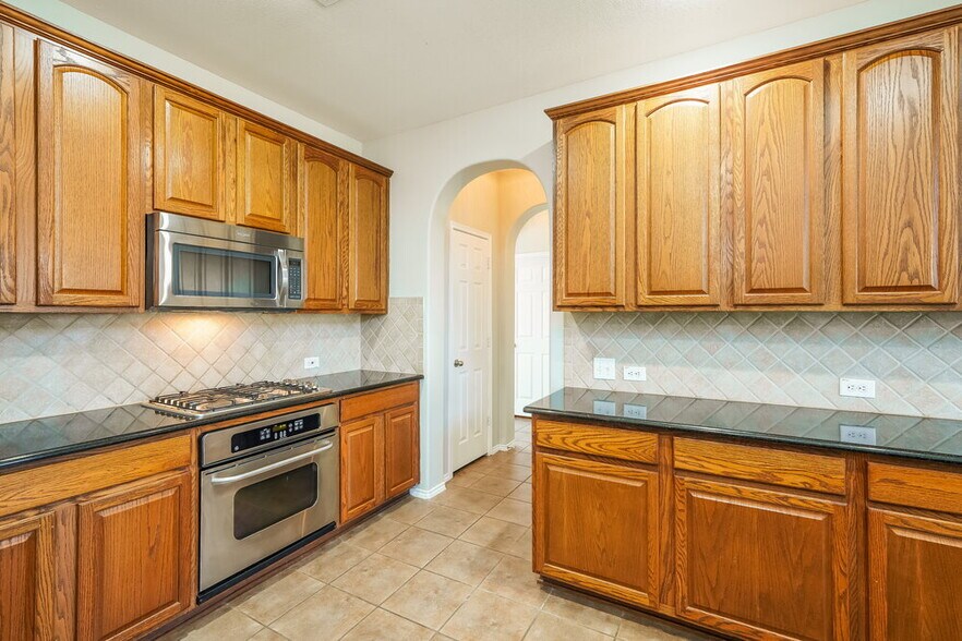 Building Photo - 925 Trailwood Dr