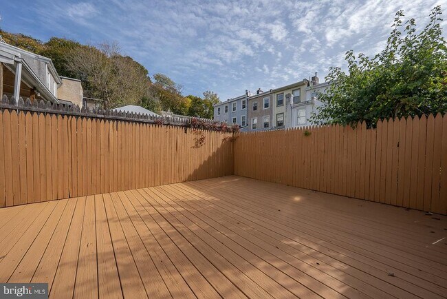 Building Photo - 217 Dupont St