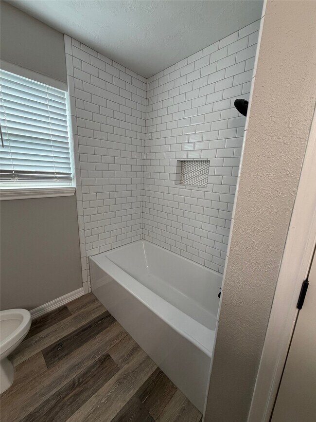 Building Photo - 2418 Tinechester Dr