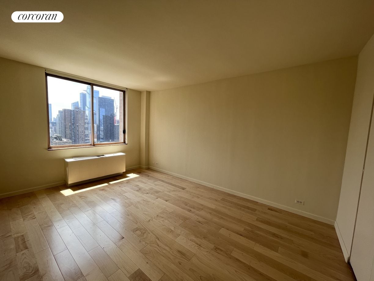 Building Photo - 350 W 50th St