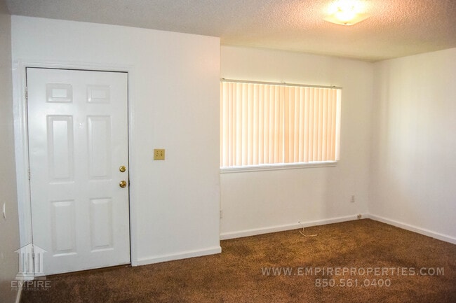 Building Photo - Quad Near Campus- 2 full bedrooms