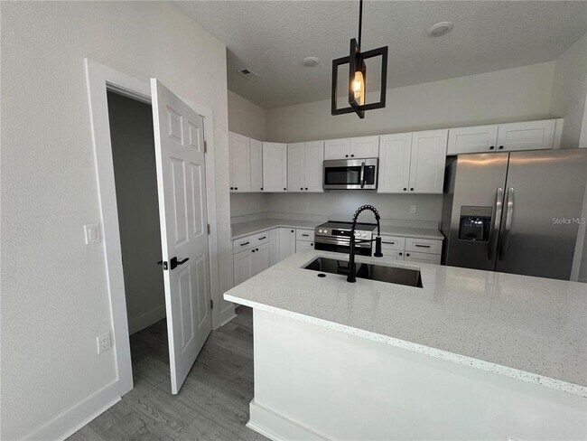 Building Photo - 702 Marion Oaks Manor
