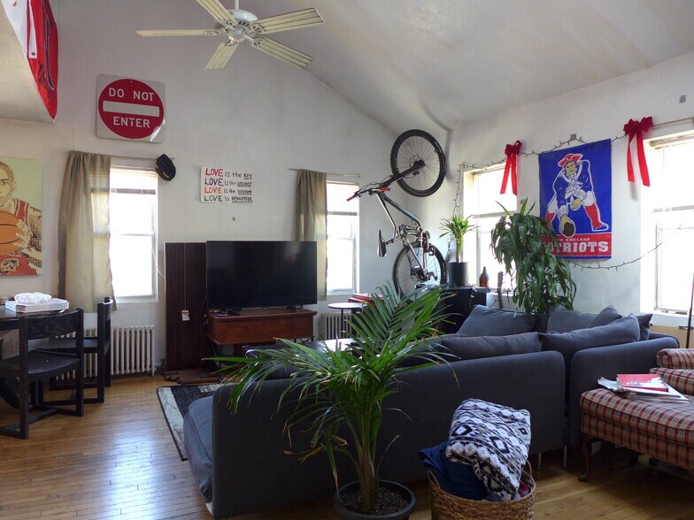 Primary Photo - 240 Washington St