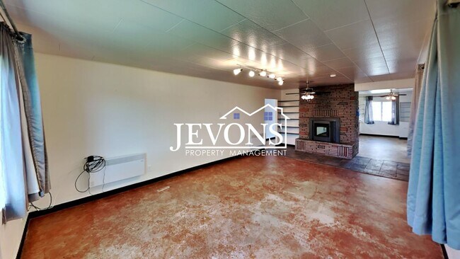 Building Photo - Inviting 2-bedroom with a fully fenced lar...
