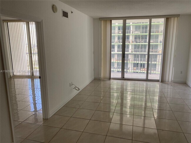 Building Photo - 1750 N Bayshore Dr