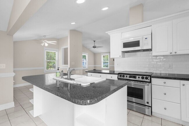 Building Photo - 2217 Doris Dr