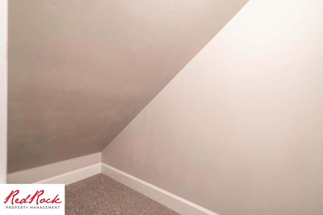 Building Photo - Spacious 4 Bedroom, 2.5 Bathroom Centrally...