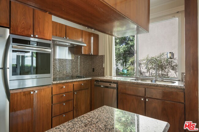 Building Photo - 4171 Del Mar Ave