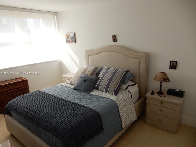 Building Photo - 1420 Brickell Bay Dr