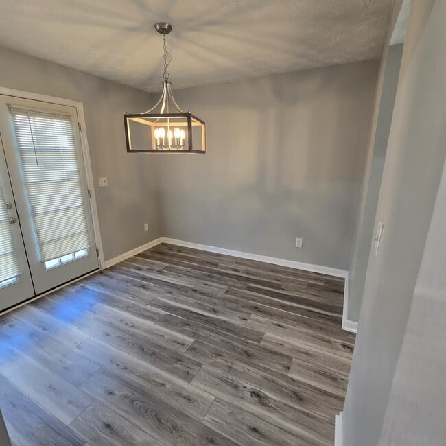 Building Photo - 2 Bedroom Townhome conveniently located near the interstate, hospital, airport, entertainment and...