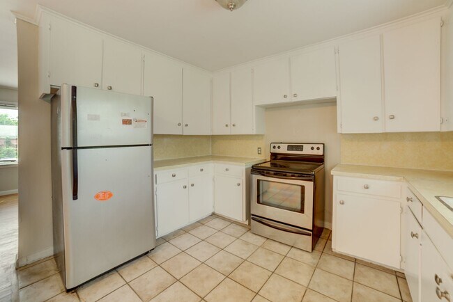 Building Photo - Charming 3 Bedroom 1 Bath near Route 66!