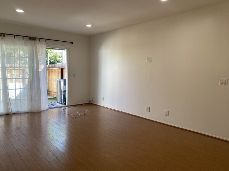 Building Photo - 4846 Larwin Ave