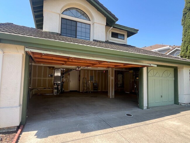 Building Photo - 4 Bedroom Home with 3- Car Garage in Hercules