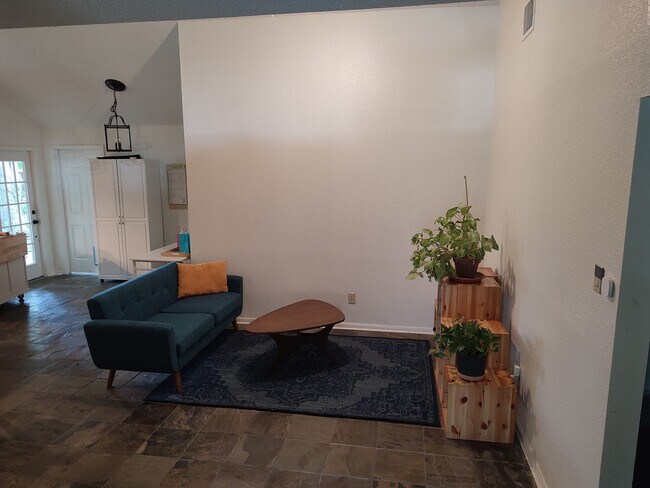 Building Photo - 2223 Greencove Ln