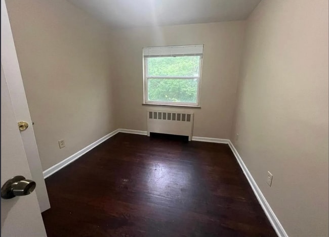 Building Photo - Updated 3-Bed Unit - Spacious!