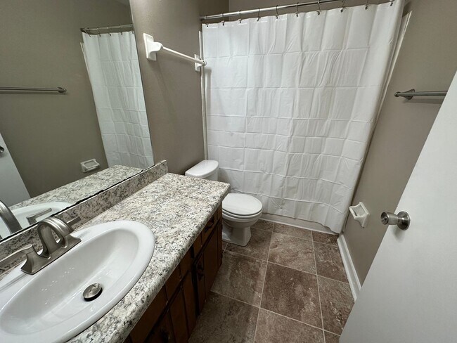 Building Photo - Downstairs unit off E Park and Victory Gar...