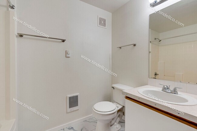Building Photo - Spacious Pet-Friendly Ground Level Unit w/ Parking Included!