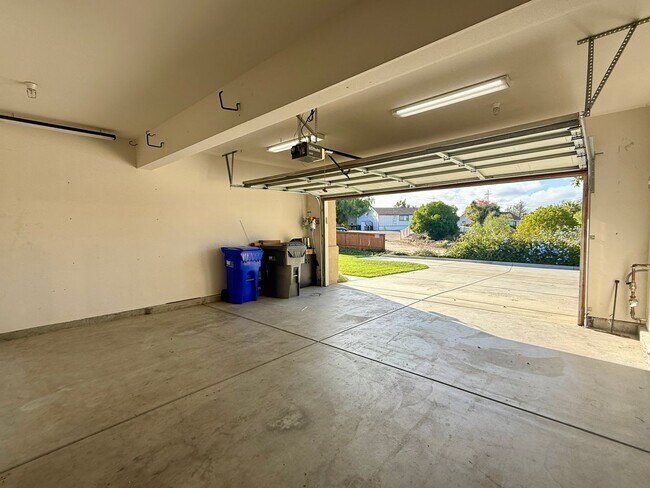 Building Photo - Beautiful 5-Bedroom Home In Oceanside