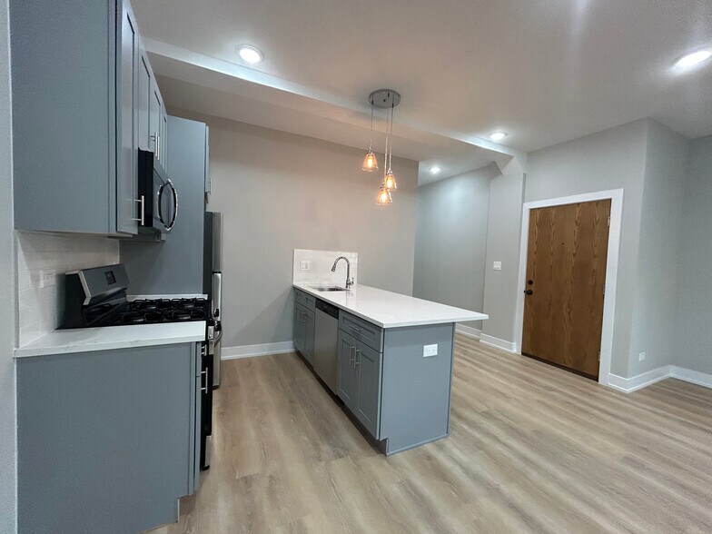 Building Photo - 423 W Belden Ave