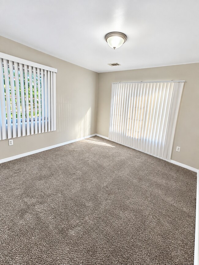 Building Photo - 1st Floor Condo w/ Large Living Room "New Carpet" "Freshly Painted" w/ Eat In Kitchen and All App...