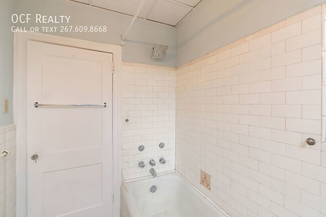 Building Photo - Renovated Overbrook Studio Apartment