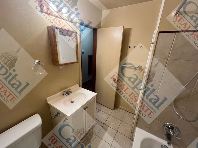 Building Photo - Charming 3 Bedroom