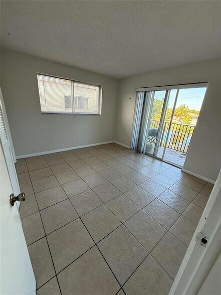 Building Photo - 1235 W River Dr