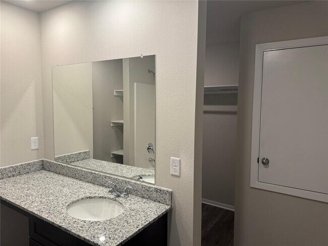 Building Photo - 6509 NW Vandergriff St