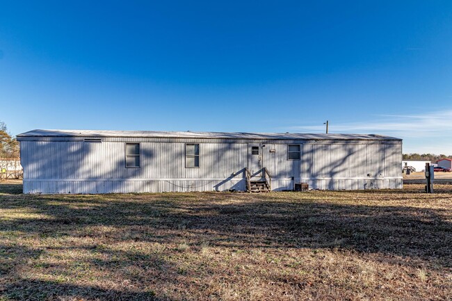 Building Photo - 3 BR | 2 BA Manufactured Home in Pikeville...