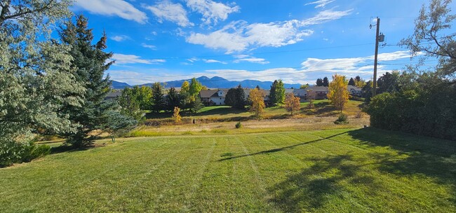 Building Photo - Newly Renovated 3Bed/2Bath Home Now Availa...