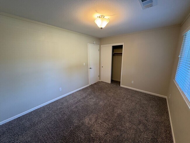 Building Photo - Beautiful Home with solar Rent Ready!