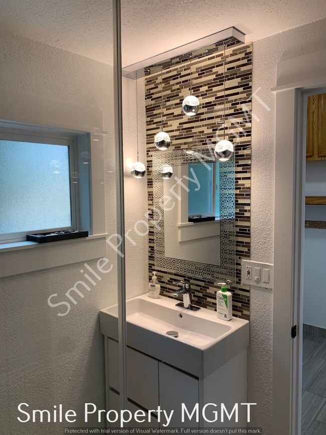 Building Photo - Spacious 4 bedrooms Home in SE Portland