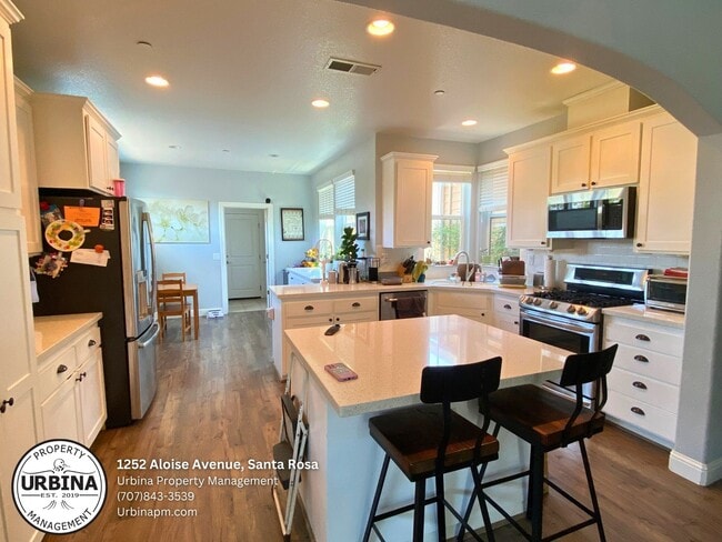 Building Photo - Newer Home, Beautiful Santa Rosa Property!