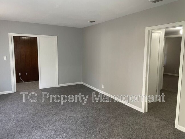 Building Photo - 1242 Kenmore St