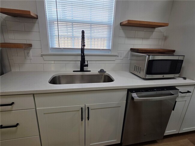 Building Photo - 2304 SE Jayel Terrace