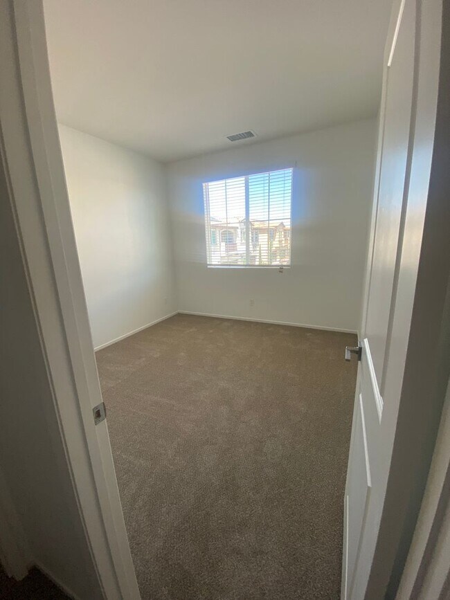 Building Photo - Like New 2 Bed 2 Bath Condo in Temecula