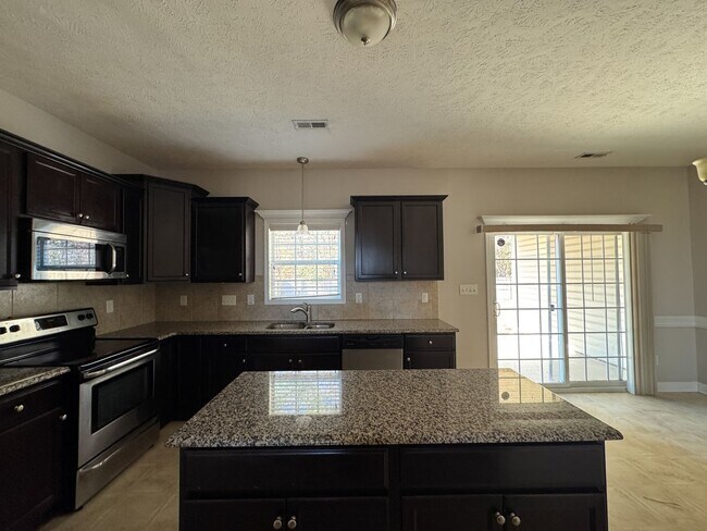 Building Photo - Beautiful 5 Bed 2.5 Bath Home with Main Level Primary Bedroom