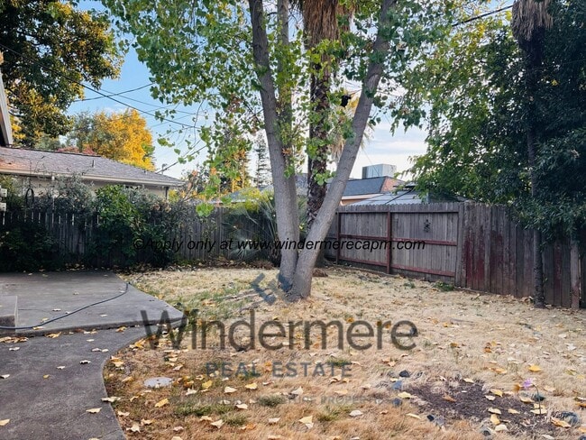 Building Photo - 2 bed/1 bath duplex in prime location! Wat...