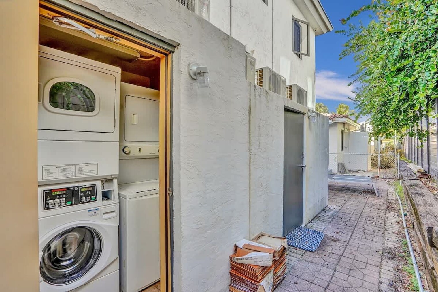 Building Photo - 333 Walnut St