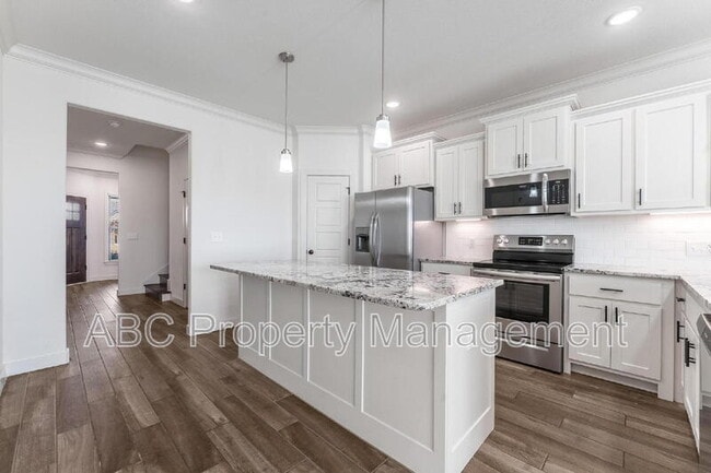 Building Photo - 3307 SW Hillstone Ave