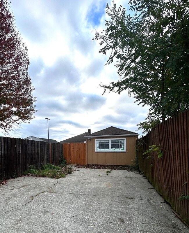 Building Photo - Completely Updated 2 bedroom 1 bath home w...