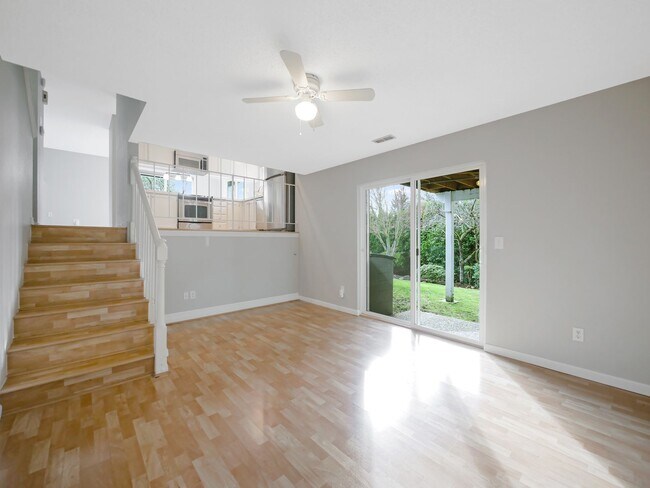 Building Photo - 3 Bed and 2 Bath Stunning Family Home is A...