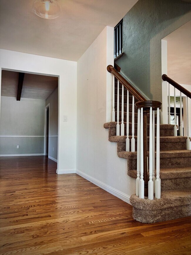 Building Photo - Available now-  4 Bedroom house in O'Fallo...