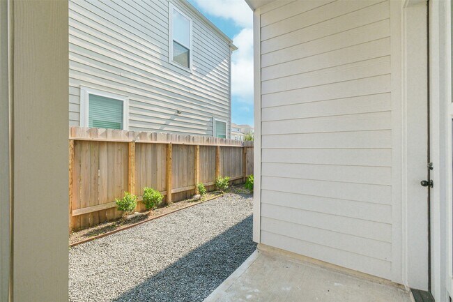 Building Photo - 11005 Cres Light Way