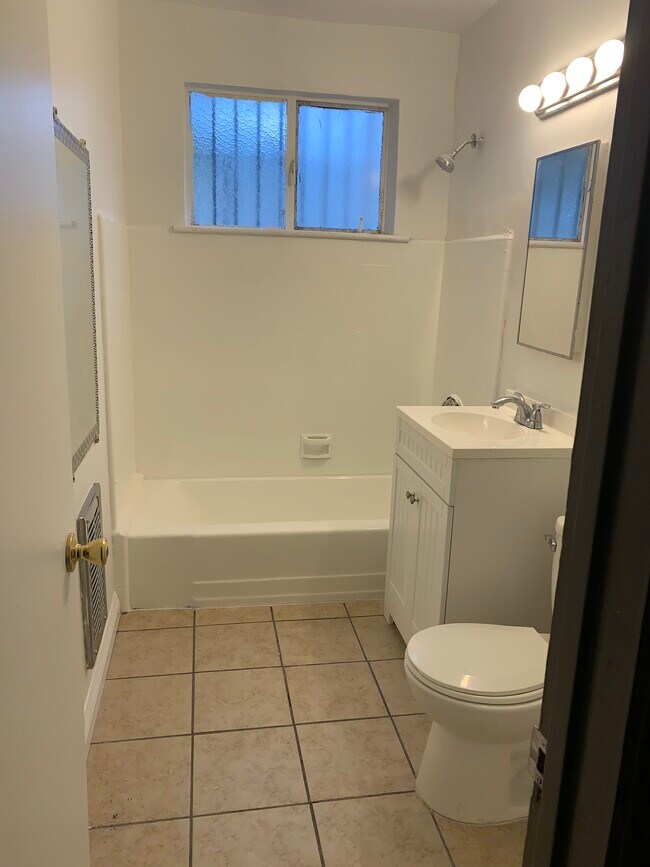 Buthroom - 14714 Strathern St