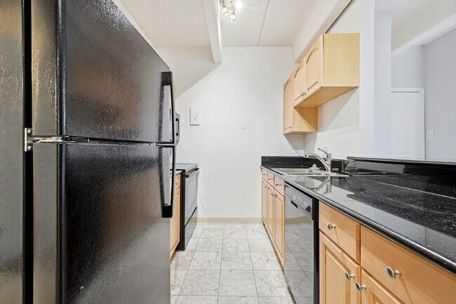 Building Photo - $1,095.95, 1 bed, 1 bath, located in Denver with a gorgeous sunroom