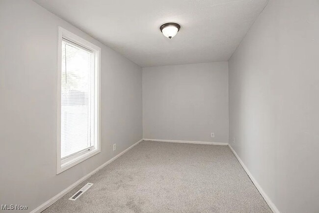 Building Photo - Four Bed 2 Full Bath in Lorain- FIRST MONTH RENT HALF OFF!